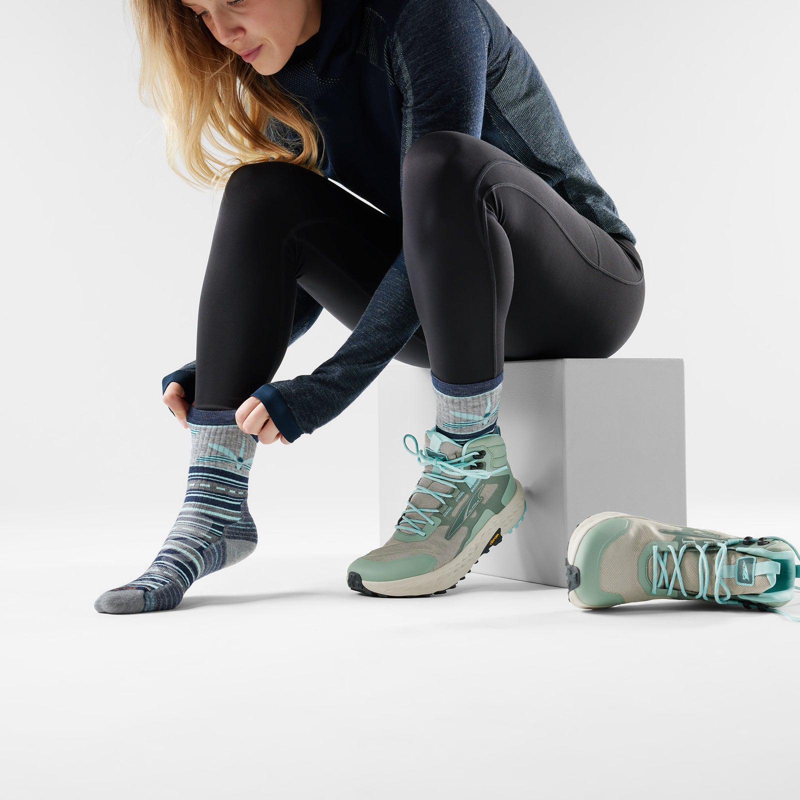 Women's Hike Dragon Stitch Mid Crew Socks Deep Navy - ver - 2